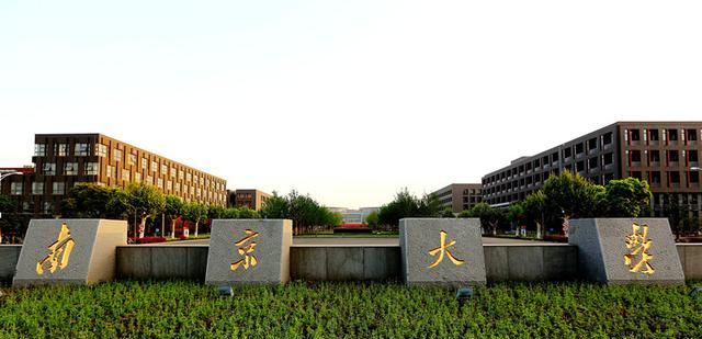 南京大學(xué)挑選了幾名正在就讀的優(yōu)秀學(xué)生，讓他們手持宣傳語，在校園內(nèi)拍攝了一個宣傳片。